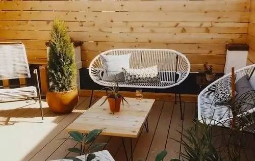 防腐木露台：一个设计得当露台小花园，不输别墅庭院